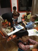 艺术创想 - 相框，垃圾桶，头带，康乃馨，手指