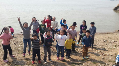 植树节采草莓植树活动