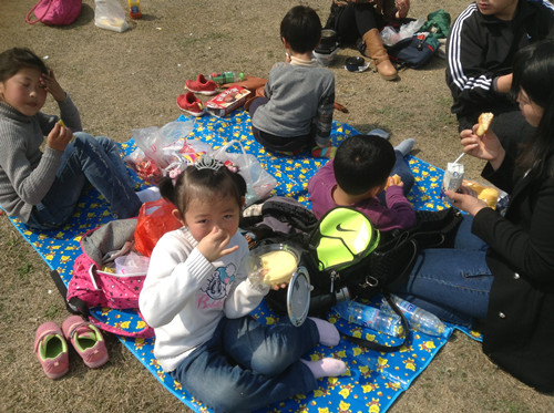 植树节采草莓植树活动